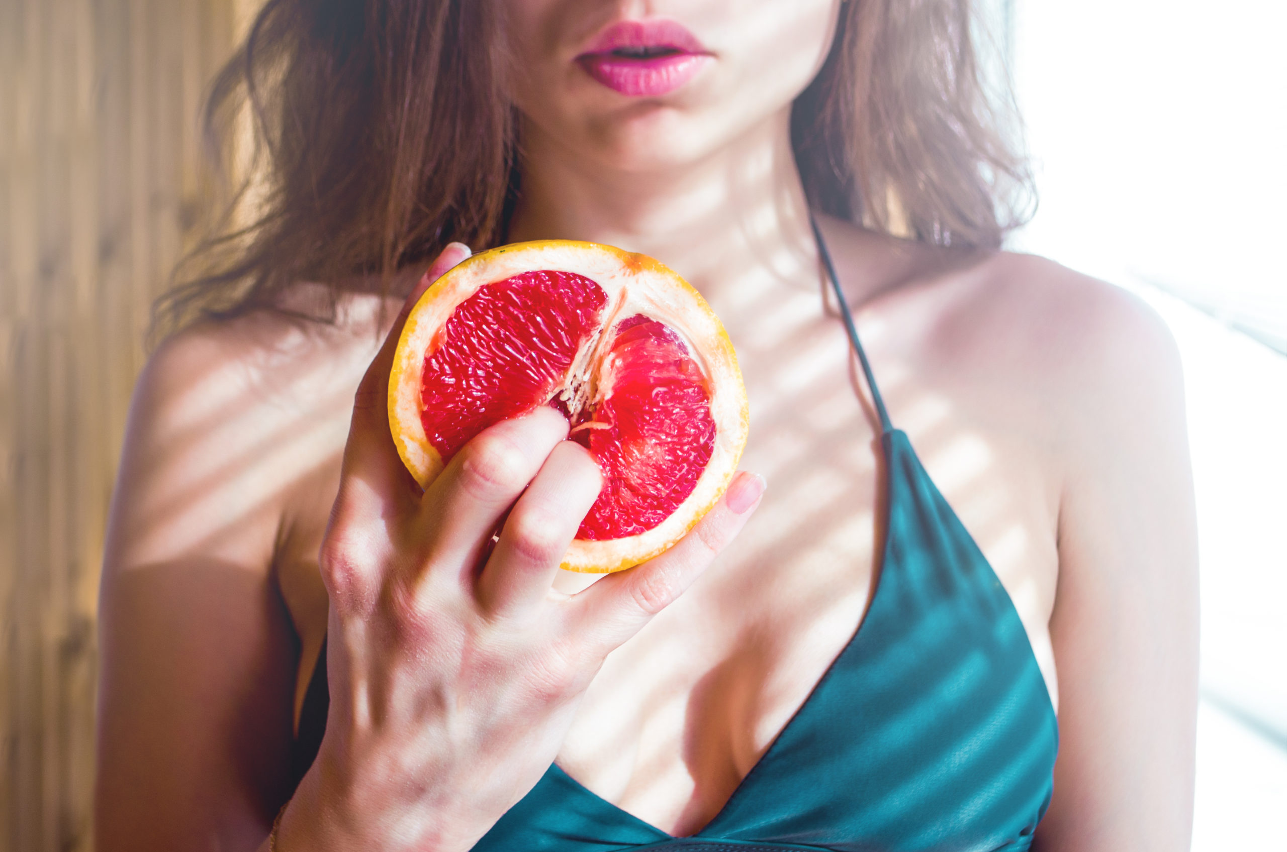 Девушка с грейпфрутом